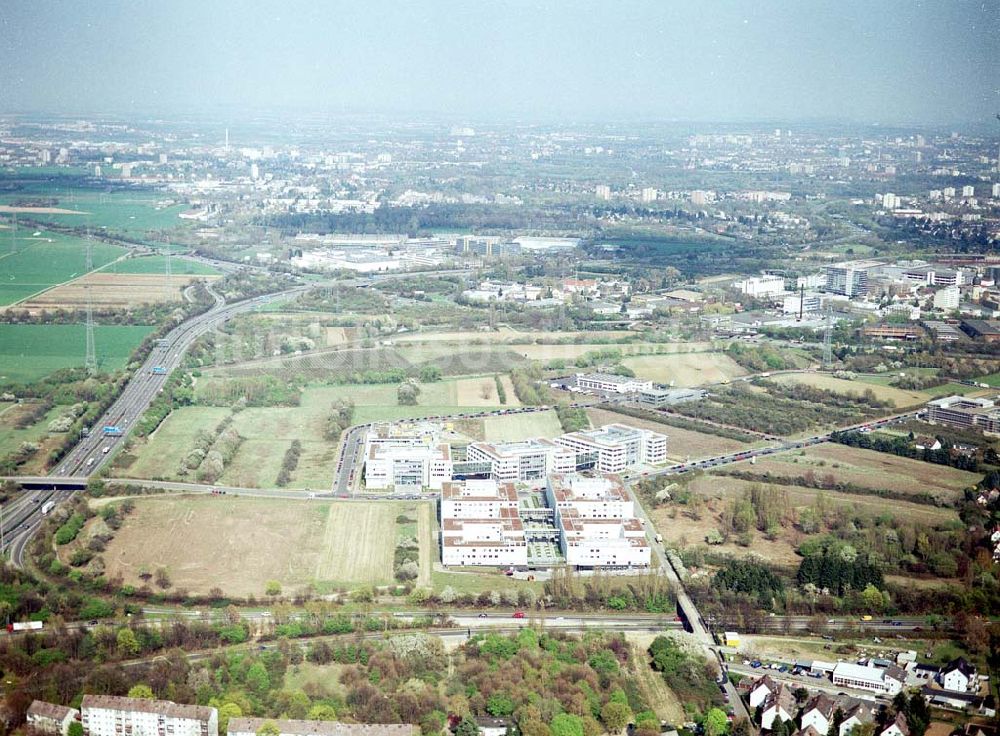 Frankfurt/ Mai von oben - Immobilienkomplex der HVB- Immobilienmanagement AG am Eschborner Dreieck in Frankfurt/ Main. 14.04.2004 Frankfurt/ Main