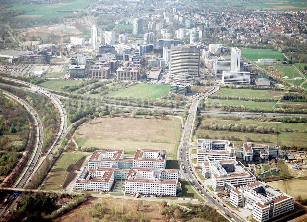 Frankfurt/ Mai von oben - Immobilienkomplex der HVB- Immobilienmanagement AG am Eschborner Dreieck in Frankfurt/ Main. 14.04.2004 Frankfurt/ Main