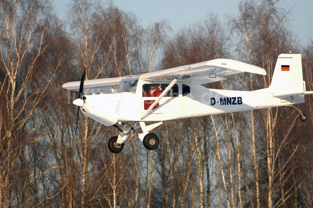 WERNEUCHEN aus der Vogelperspektive: In Deutschland produziertes Ganzmetall Ultraleichtflugzeug (UL) vom Typ Wild Thing