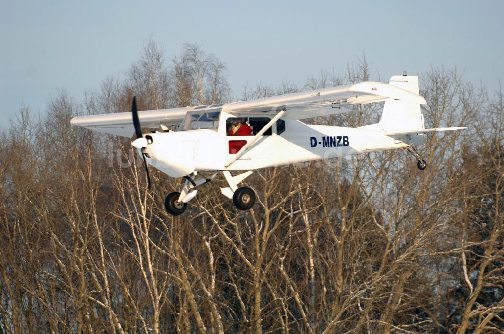 Luftbild WERNEUCHEN - In Deutschland produziertes Ganzmetall Ultraleichtflugzeug (UL) vom Typ Wild Thing