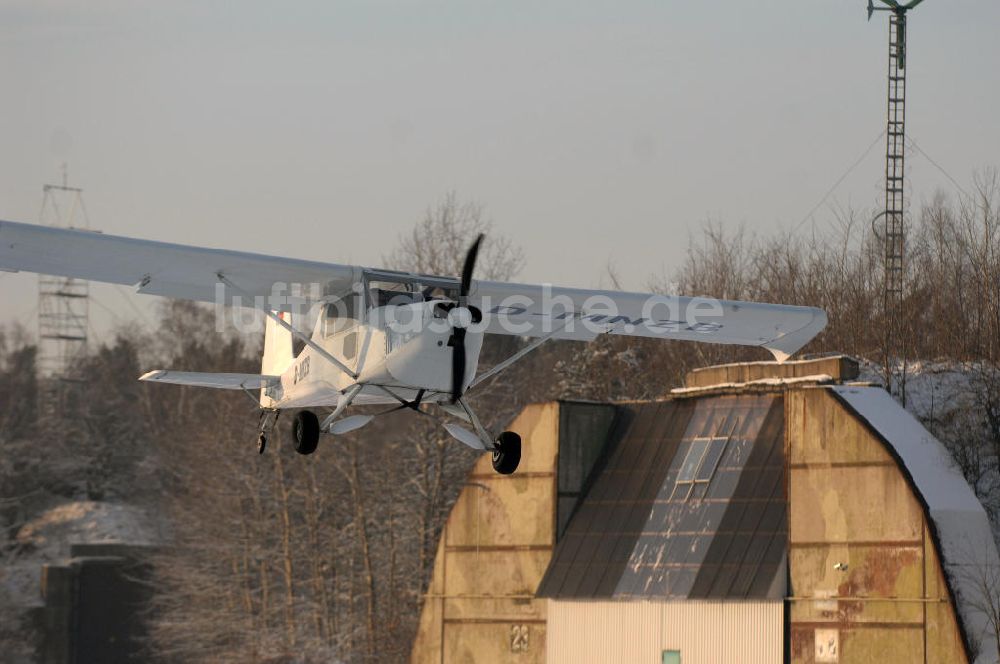 WERNEUCHEN von oben - In Deutschland produziertes Ganzmetall Ultraleichtflugzeug (UL) vom Typ Wild Thing