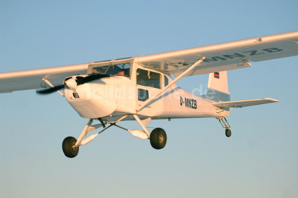 WERNEUCHEN aus der Vogelperspektive: In Deutschland produziertes Ganzmetall Ultraleichtflugzeug (UL) vom Typ Wild Thing