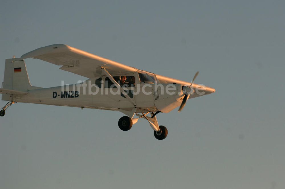 WERNEUCHEN aus der Vogelperspektive: In Deutschland produziertes Ganzmetall Ultraleichtflugzeug (UL) vom Typ Wild Thing