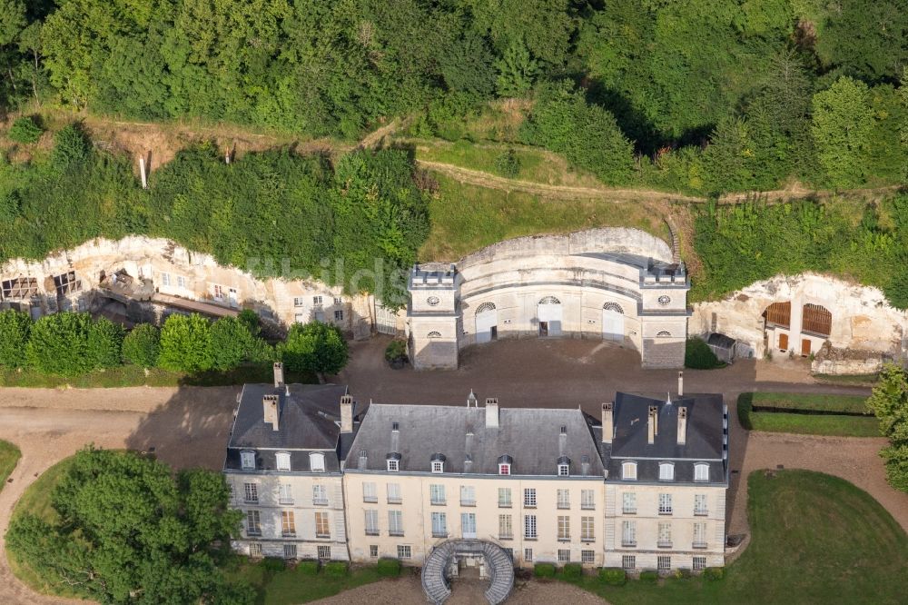 Luftbild Thoré-la-Rochette - In den Tuff des Uferhangs des Loir gegrabene Keller vor dem Schloss Château de Rochambeau in Thoré-la-Rochette in Centre-Val de Loire, Frankreich