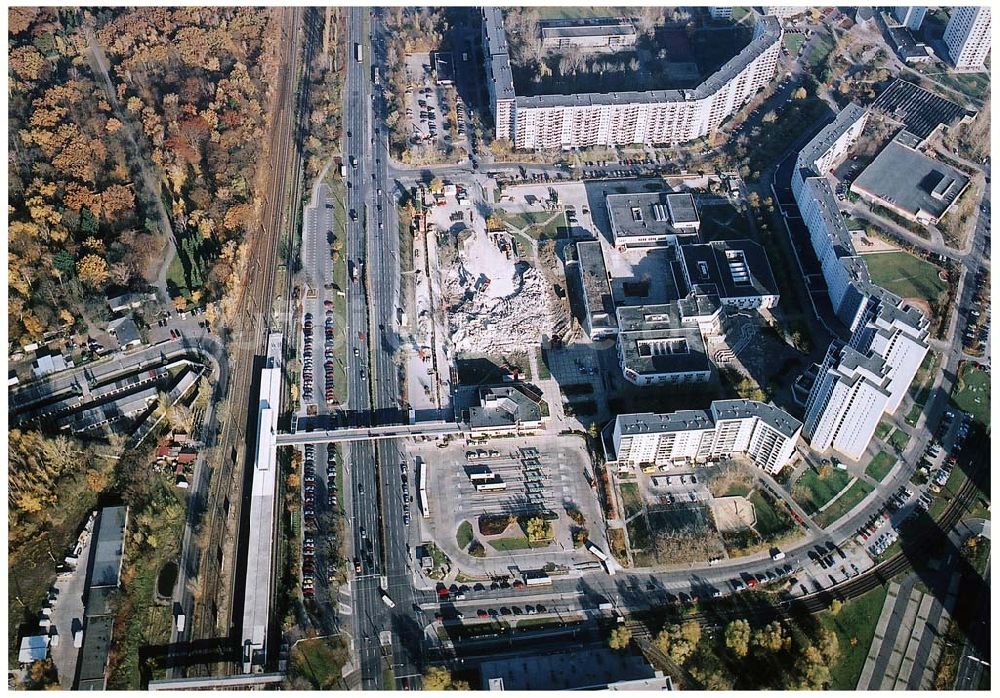 Luftbild Berlin-Marzahn - in zentraler Lage an der Hauptverkehrsachse Märkische Allee ein spektakuläres Tor zum Osten