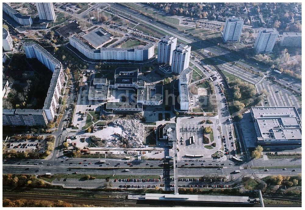 Luftbild Berlin-Marzahn - in zentraler Lage an der Hauptverkehrsachse Märkische Allee ein spektakuläres Tor zum Osten