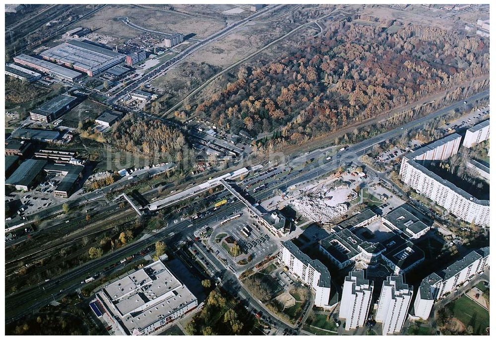 Berlin - Marzahn aus der Vogelperspektive: in zentraler Lage an der Hauptverkehrsachse Märkische Allee ein spektakuläres Tor zum Osten