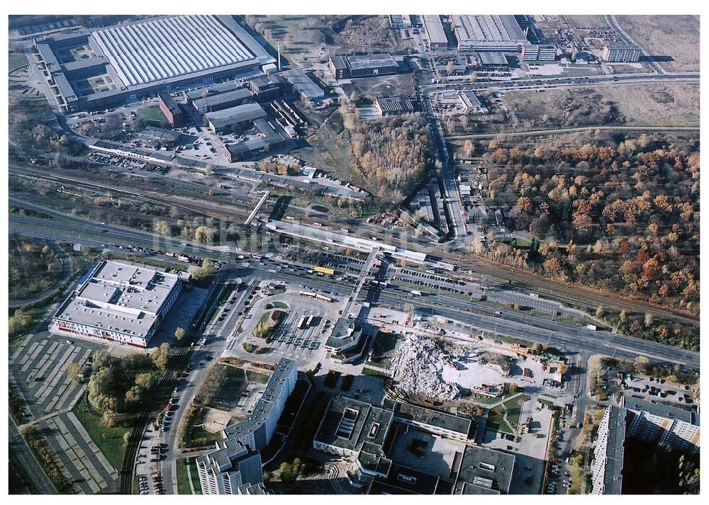 Luftbild Berlin - Marzahn - in zentraler Lage an der Hauptverkehrsachse Märkische Allee ein spektakuläres Tor zum Osten