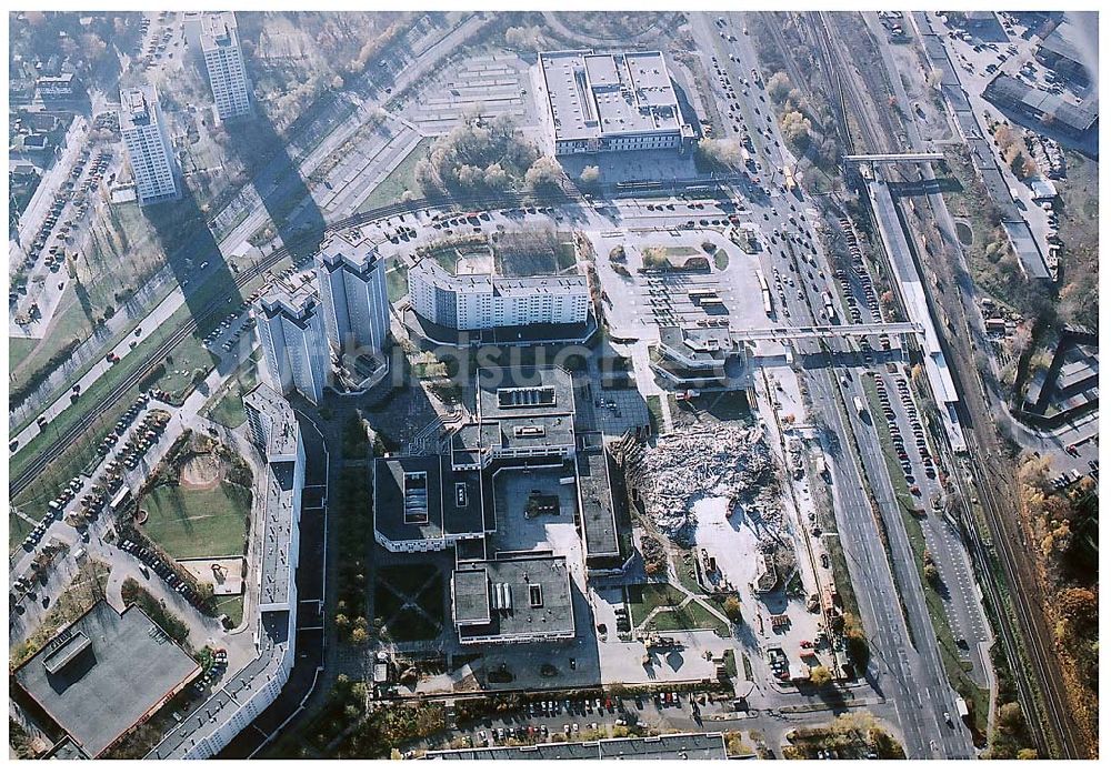 Luftaufnahme Berlin - Marzahn - in zentraler Lage an der Hauptverkehrsachse Märkische Allee ein spektakuläres Tor zum Osten