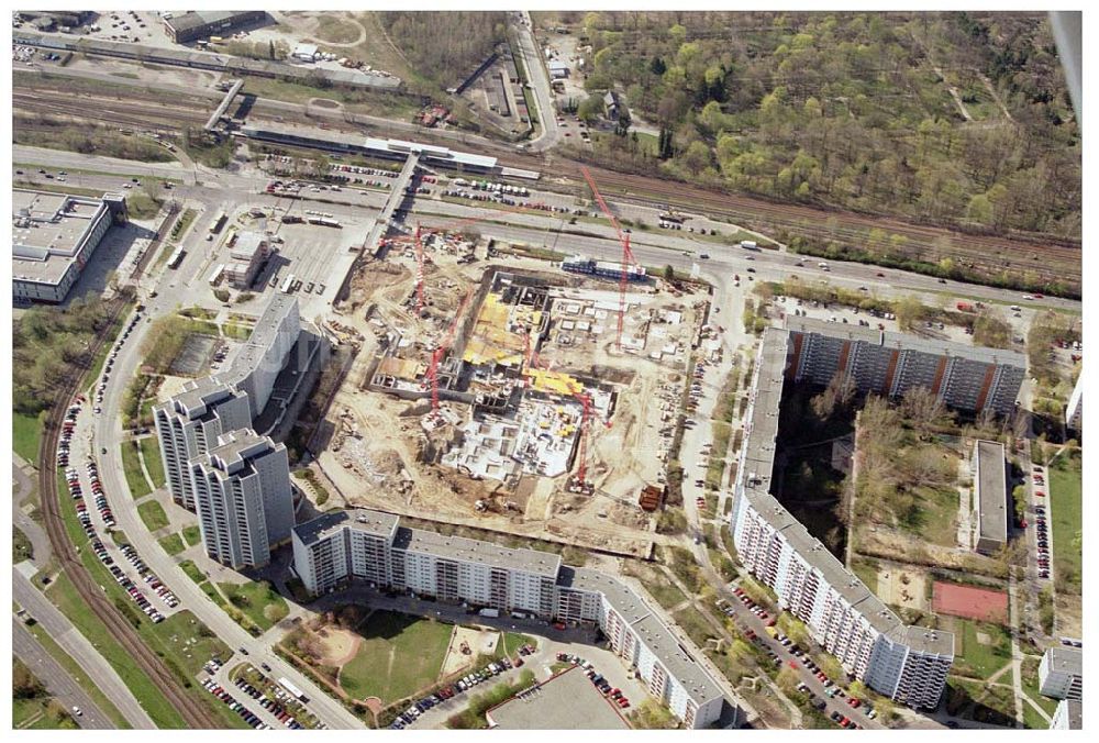 Berlin - Marzahn aus der Vogelperspektive: in zentraler Lage an der Hauptverkehrsachse Märkische Allee ein spektakuläres Tor zum Osten