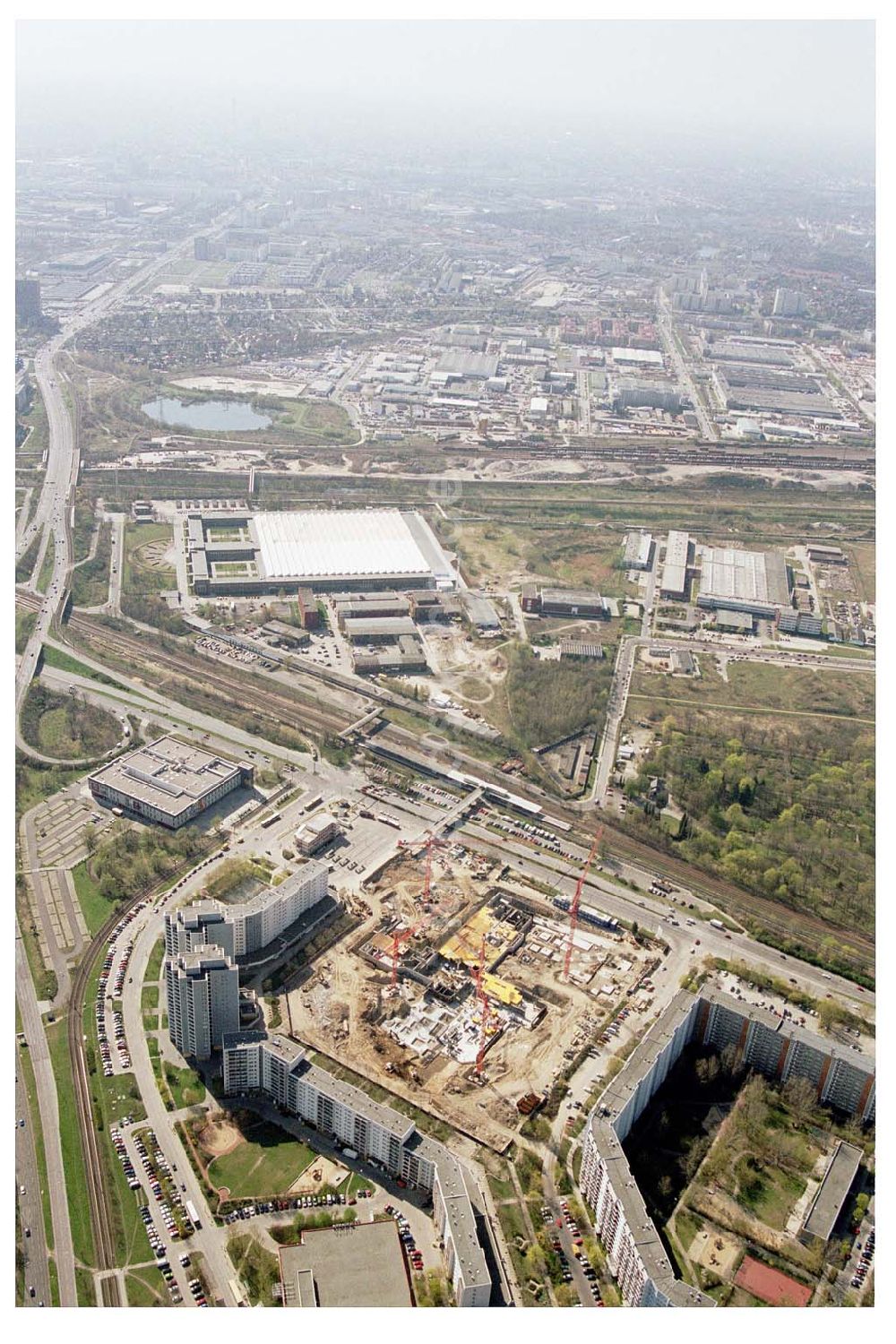 Luftbild Berlin - Marzahn - in zentraler Lage an der Hauptverkehrsachse Märkische Allee ein spektakuläres Tor zum Osten