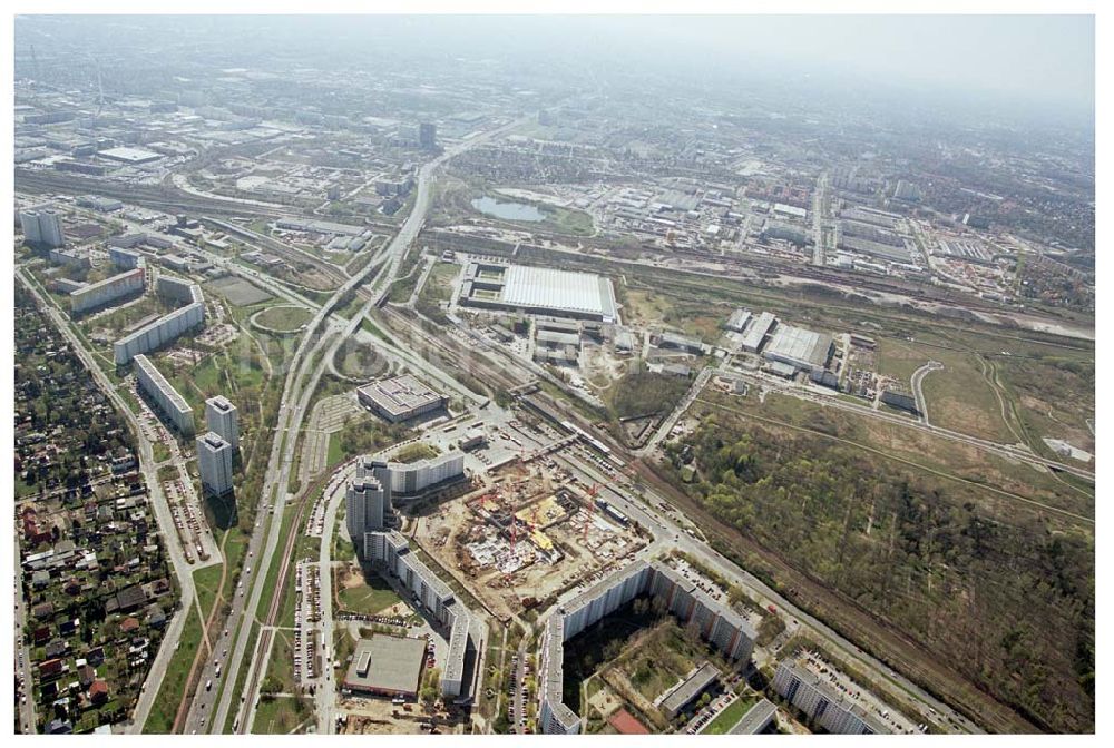 Luftaufnahme Berlin - Marzahn - in zentraler Lage an der Hauptverkehrsachse Märkische Allee ein spektakuläres Tor zum Osten