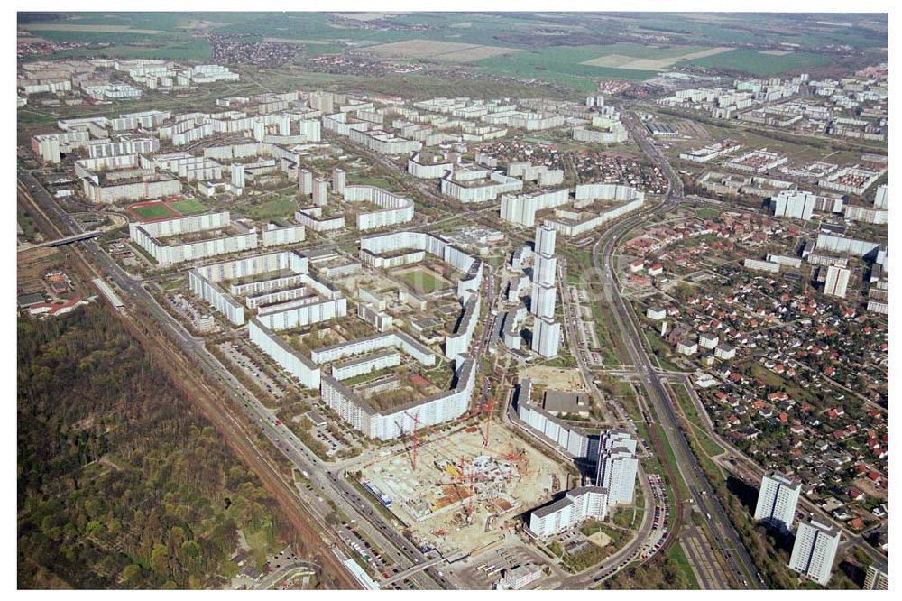 Luftaufnahme Berlin - Marzahn - in zentraler Lage an der Hauptverkehrsachse Märkische Allee ein spektakuläres Tor zum Osten