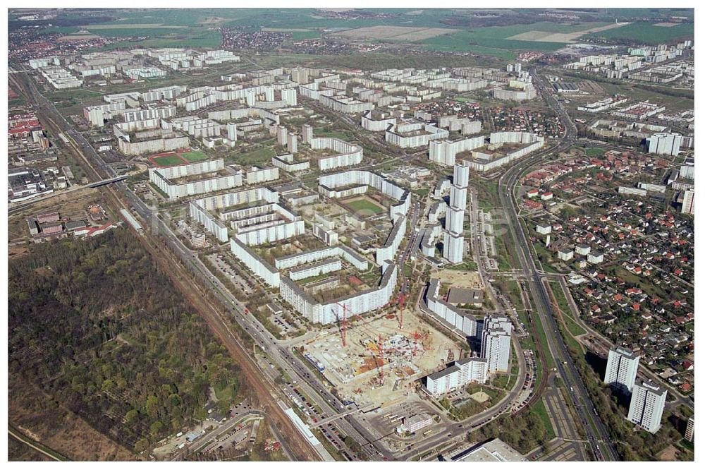 Berlin - Marzahn von oben - in zentraler Lage an der Hauptverkehrsachse Märkische Allee ein spektakuläres Tor zum Osten