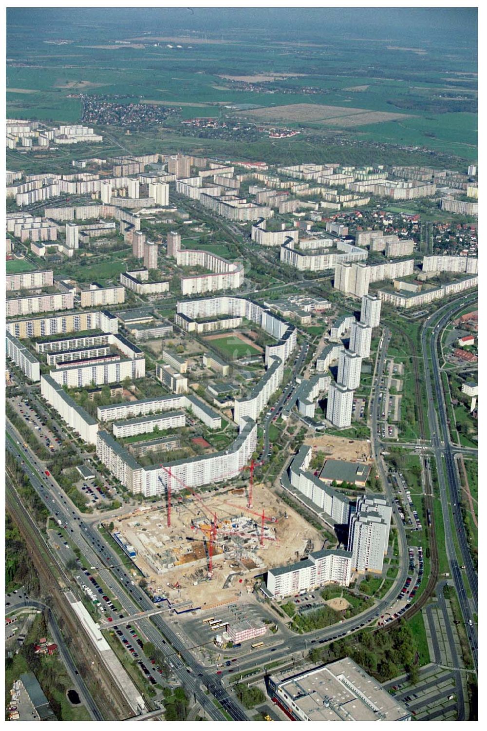 Berlin - Marzahn aus der Vogelperspektive: in zentraler Lage an der Hauptverkehrsachse Märkische Allee ein spektakuläres Tor zum Osten