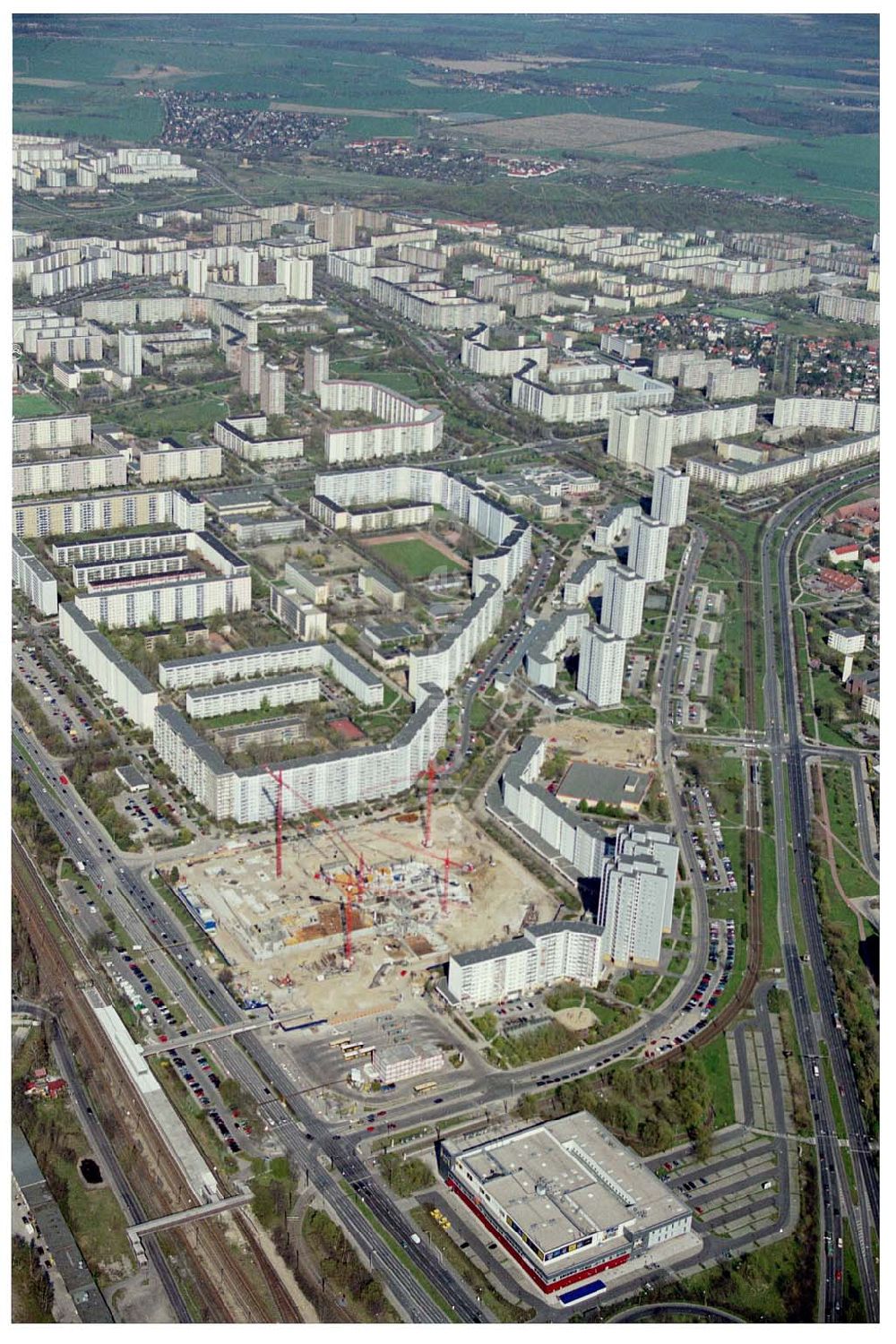 Luftbild Berlin - Marzahn - in zentraler Lage an der Hauptverkehrsachse Märkische Allee ein spektakuläres Tor zum Osten