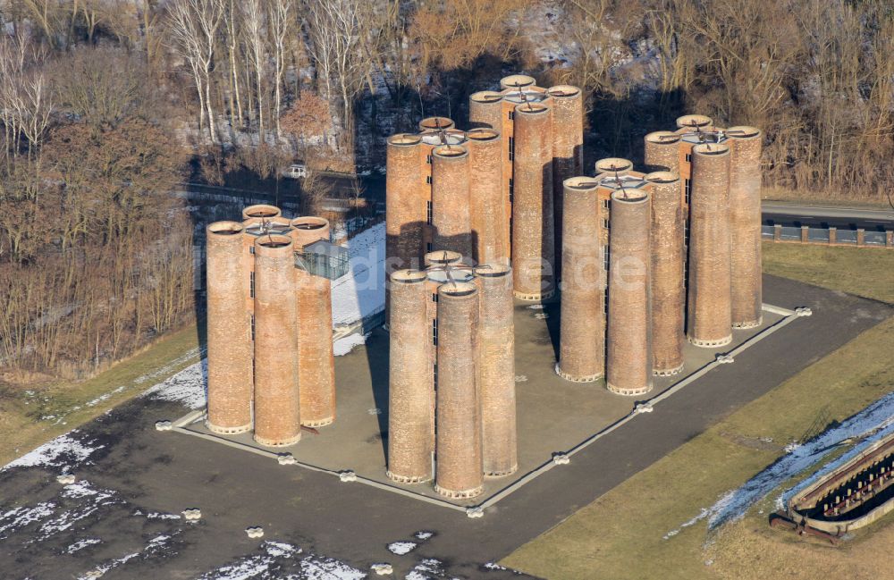 Luftbild Lauchhammer - Industrie- Denkmal der technischen Anlagen und Produktionshallen des Geländes Biotürme in Lauchhammer im Bundesland Brandenburg, Deutschland