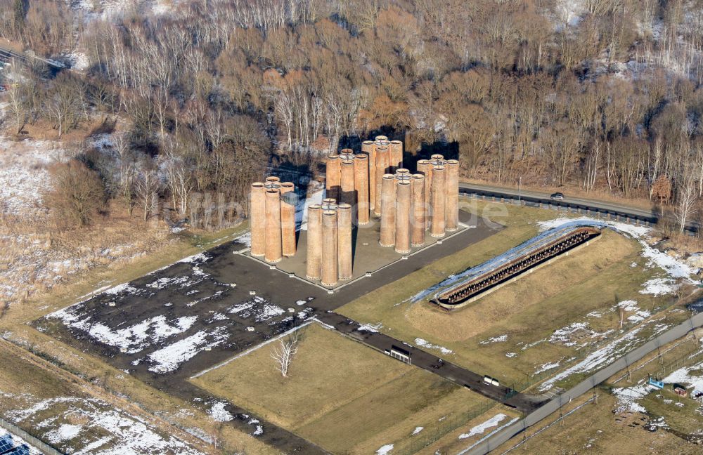 Luftaufnahme Lauchhammer - Industrie- Denkmal der technischen Anlagen und Produktionshallen des Geländes Biotürme in Lauchhammer im Bundesland Brandenburg, Deutschland