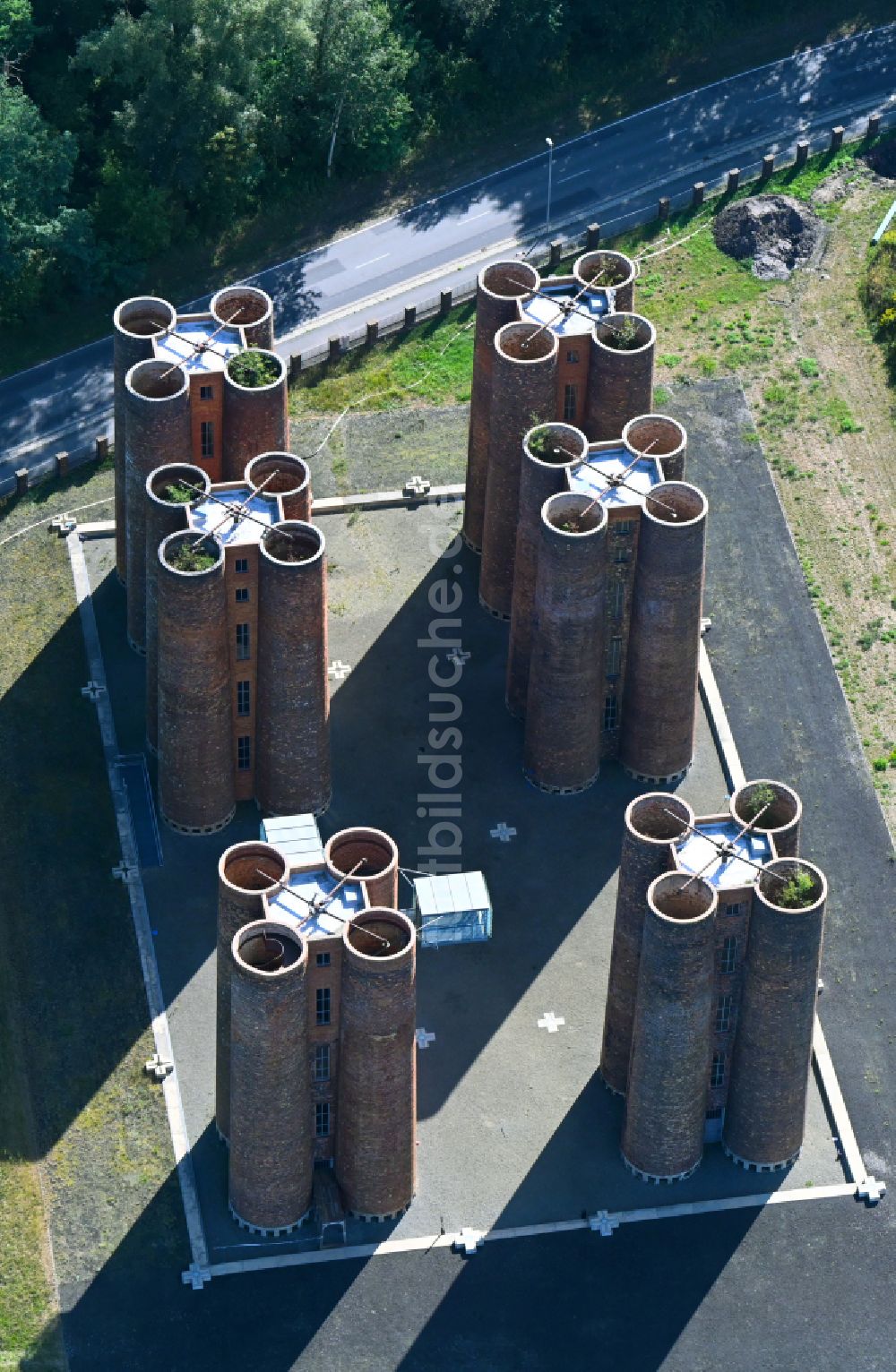 Luftbild Lauchhammer - Industrie- Denkmal der technischen Anlagen und Produktionshallen des Geländes Biotürme in Lauchhammer im Bundesland Brandenburg, Deutschland