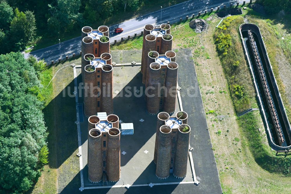 Luftaufnahme Lauchhammer - Industrie- Denkmal der technischen Anlagen und Produktionshallen des Geländes Biotürme in Lauchhammer im Bundesland Brandenburg, Deutschland