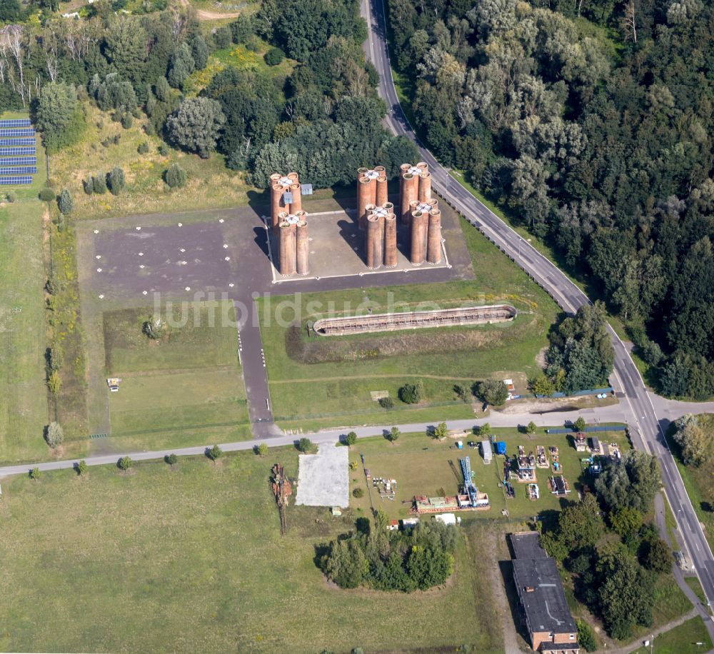 Lauchhammer aus der Vogelperspektive: Industrie- Denkmal der technischen Anlagen und Produktionshallen des Geländes Biotürme in Lauchhammer im Bundesland Brandenburg, Deutschland