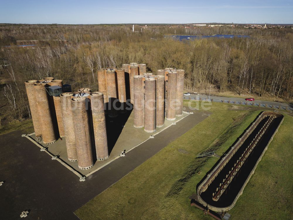 Luftbild Lauchhammer - Industrie- Denkmal der technischen Anlagen und Produktionshallen des Geländes Biotürme in Lauchhammer im Bundesland Brandenburg, Deutschland