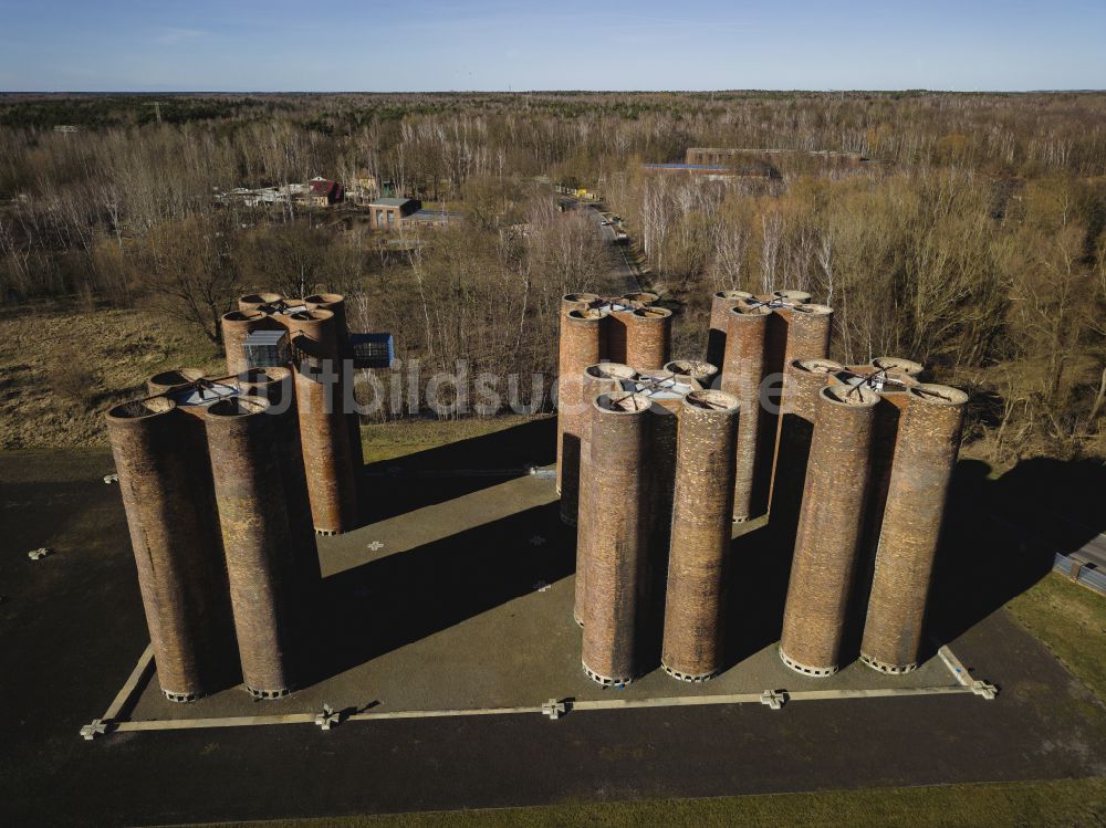 Luftaufnahme Lauchhammer - Industrie- Denkmal der technischen Anlagen und Produktionshallen des Geländes Biotürme in Lauchhammer im Bundesland Brandenburg, Deutschland