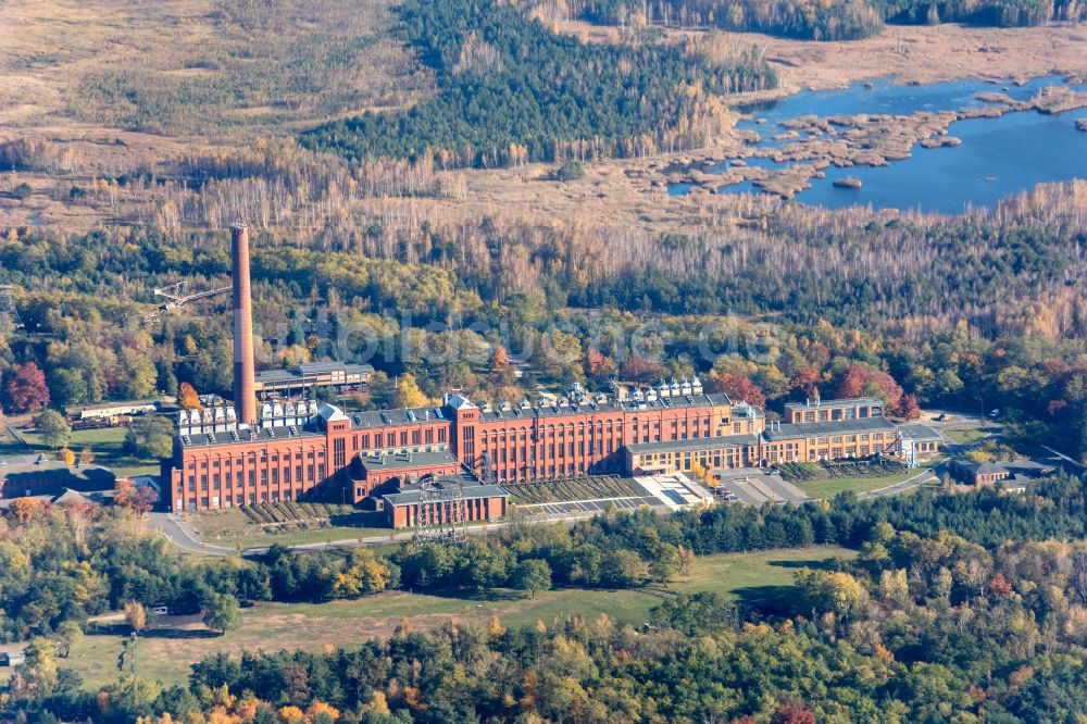 Knappenrode aus der Vogelperspektive: Industrie- Denkmal der technischen Anlagen und Produktionshallen des Geländes Energiefabrik in Knappenrode im Bundesland Sachsen, Deutschland