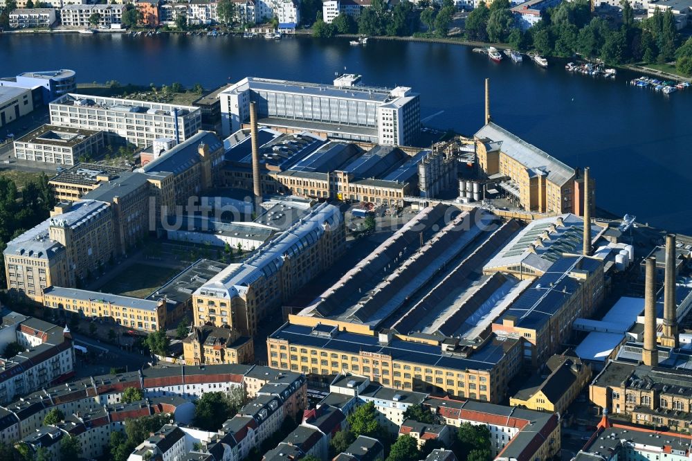 Berlin aus der Vogelperspektive: Industrie- Denkmal der technischen Anlagen und Produktionshallen des Geländes Kultur- und Technologiezentrum Rathenau - Hallen im Ortsteil Schöneweide in Berlin, Deutschland