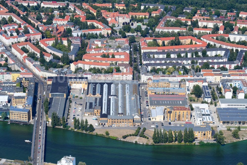 Luftbild Berlin - Industrie- Denkmal der technischen Anlagen und Produktionshallen des Geländes Kultur- und Technologiezentrum Rathenau - Hallen im Ortsteil Schöneweide in Berlin, Deutschland