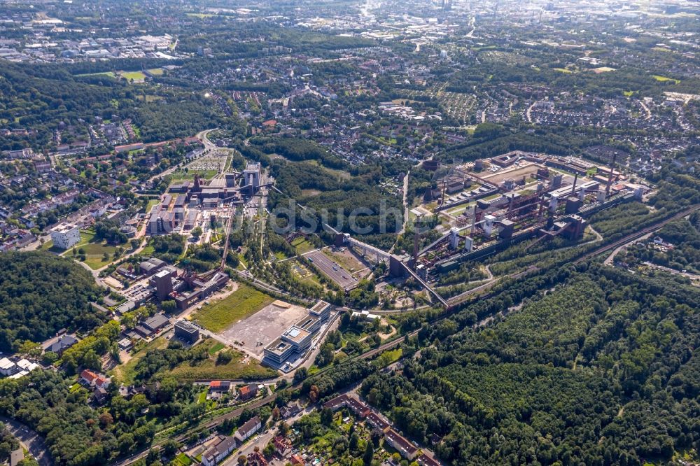 Luftaufnahme Essen - Industrie- Denkmal der technischen Anlagen und Produktionshallen des Geländes der Stiftung des UNESCO-Welterbe Zollverein in Essen im Bundesland Nordrhein-Westfalen, Deutschland