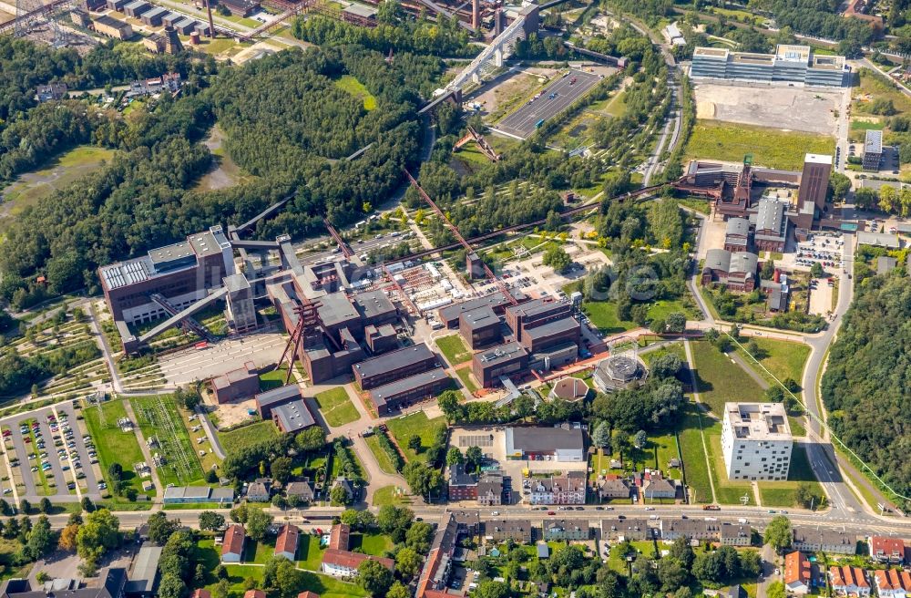 Luftaufnahme Essen - Industrie- Denkmal der technischen Anlagen und Produktionshallen des Geländes der Stiftung des UNESCO-Welterbe Zollverein in Essen im Bundesland Nordrhein-Westfalen, Deutschland