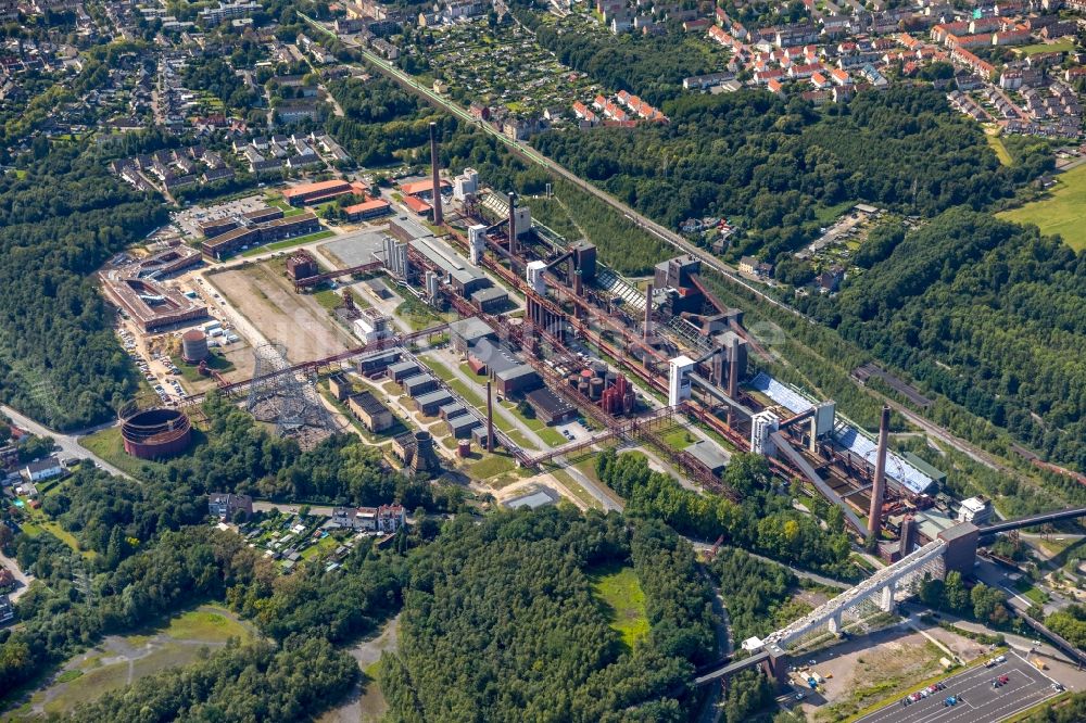 Essen aus der Vogelperspektive: Industrie- Denkmal der technischen Anlagen und Produktionshallen des Geländes der Stiftung des UNESCO-Welterbe Zollverein in Essen im Bundesland Nordrhein-Westfalen, Deutschland