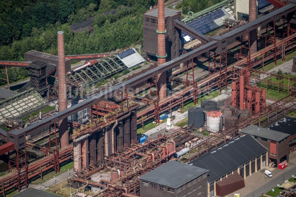 Essen aus der Vogelperspektive: Industrie- Denkmal der technischen Anlagen und Produktionshallen des Geländes der Stiftung des UNESCO-Welterbe Zollverein in Essen im Bundesland Nordrhein-Westfalen, Deutschland