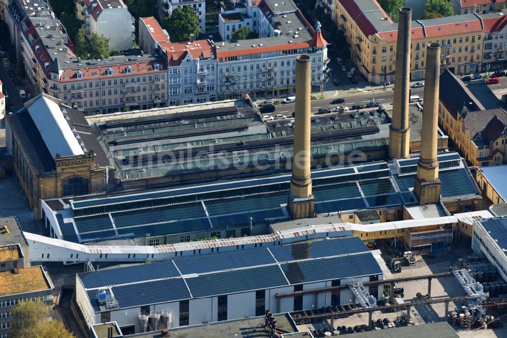 Berlin aus der Vogelperspektive: Industrie- Denkmal der technischen Anlagen und Produktionshallen des Kabelwerk Oberspree (KWO) mit Solarflächen auf dem Dach an der Wilhelminenhofstraße in Berlin, Deutschland