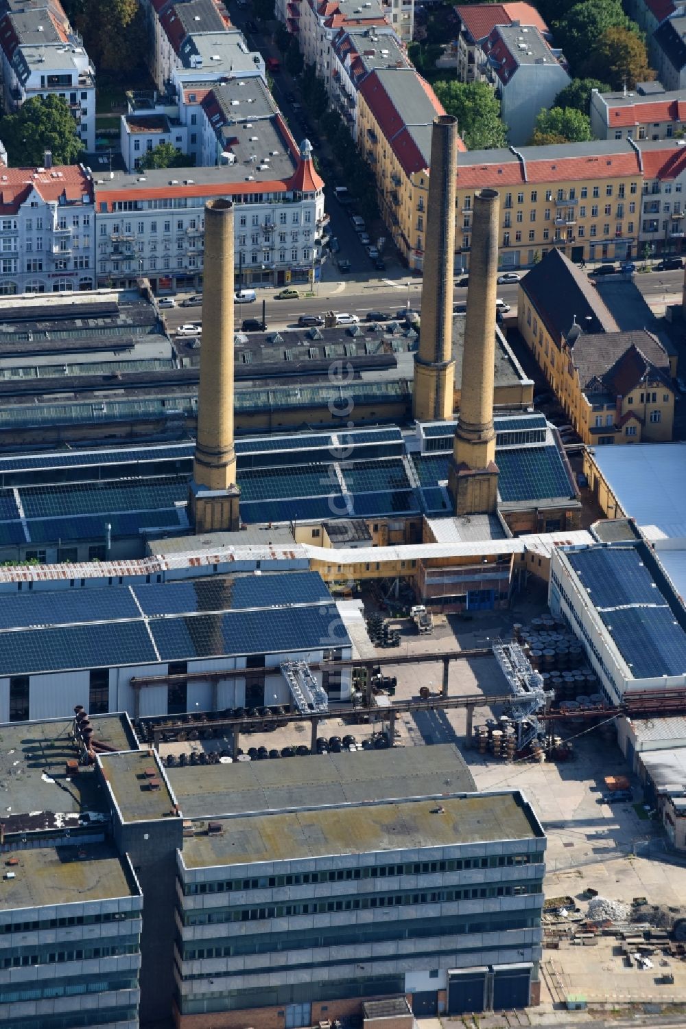 Luftbild Berlin - Industrie- Denkmal der technischen Anlagen und Produktionshallen des Kabelwerk Oberspree (KWO) mit Solarflächen auf dem Dach an der Wilhelminenhofstraße in Berlin, Deutschland