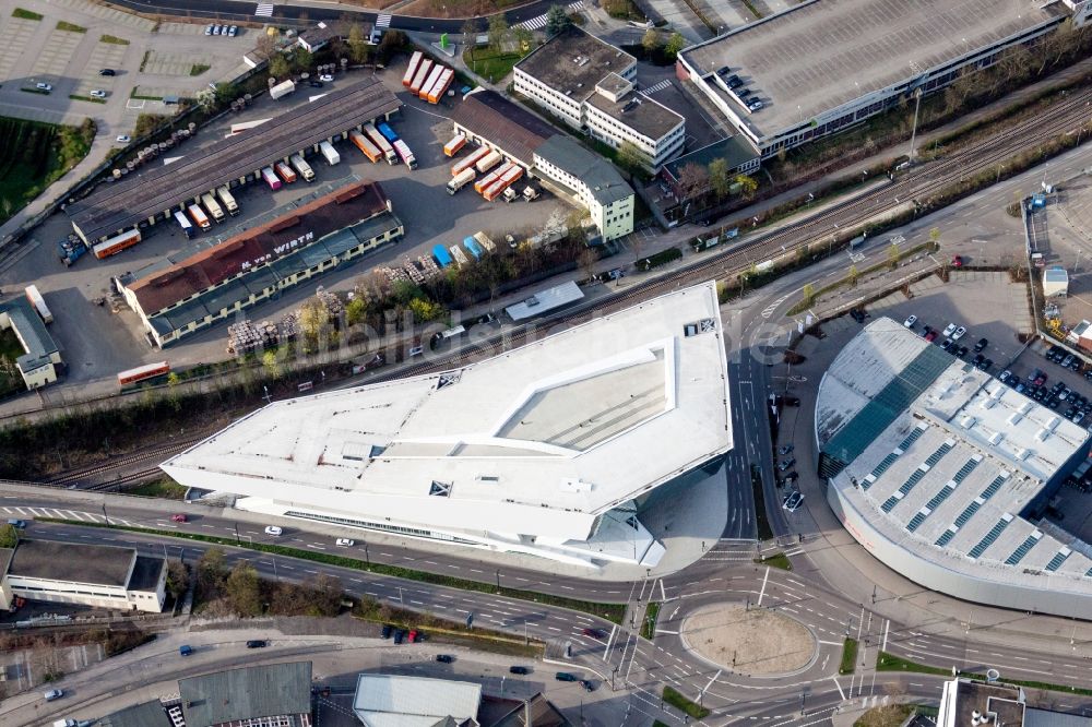 Luftbild Zuffenhausen - Industrie- Denkmal der technischen Anlagen und Produktionshallen und Porsche Museum in Zuffenhausen im Bundesland Baden-Württemberg, Deutschland