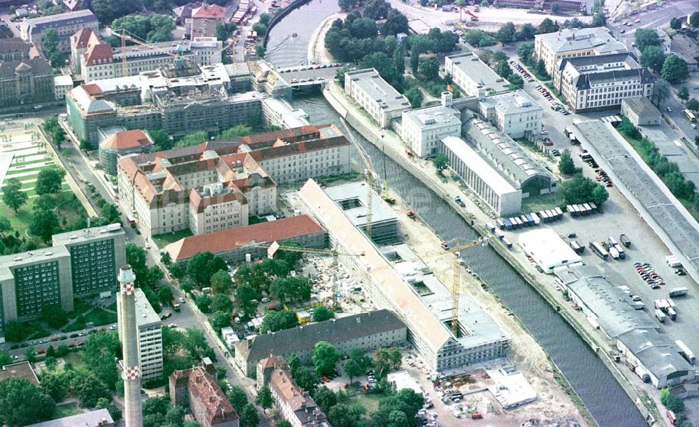 Berlin / Wedding aus der Vogelperspektive: Industrie- und Gewerbebauten am Spreebereich zum Hamburger Bahnhof.