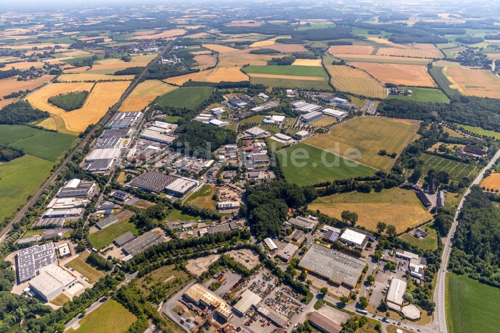 Ahlen aus der Vogelperspektive: Industrie- und Gewerbegebiet in Ahlen im Bundesland Nordrhein-Westfalen, Deutschland