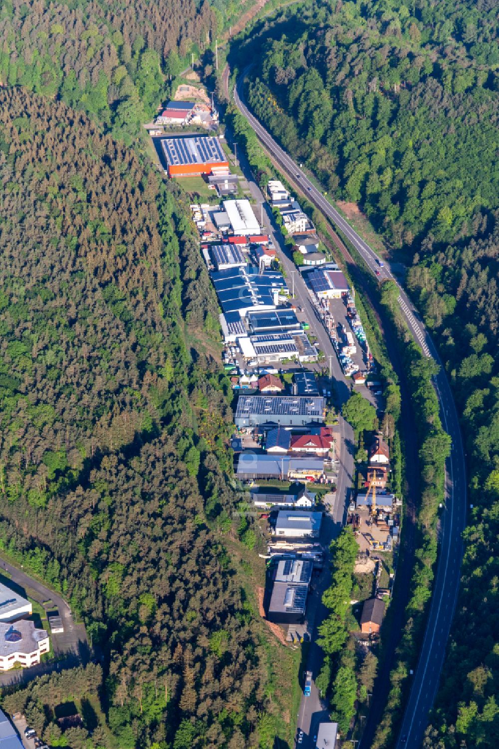 Luftbild Hauenstein - Industrie- und Gewerbegebiet an der alten Bundestraße in Hauenstein im Bundesland Rheinland-Pfalz, Deutschland