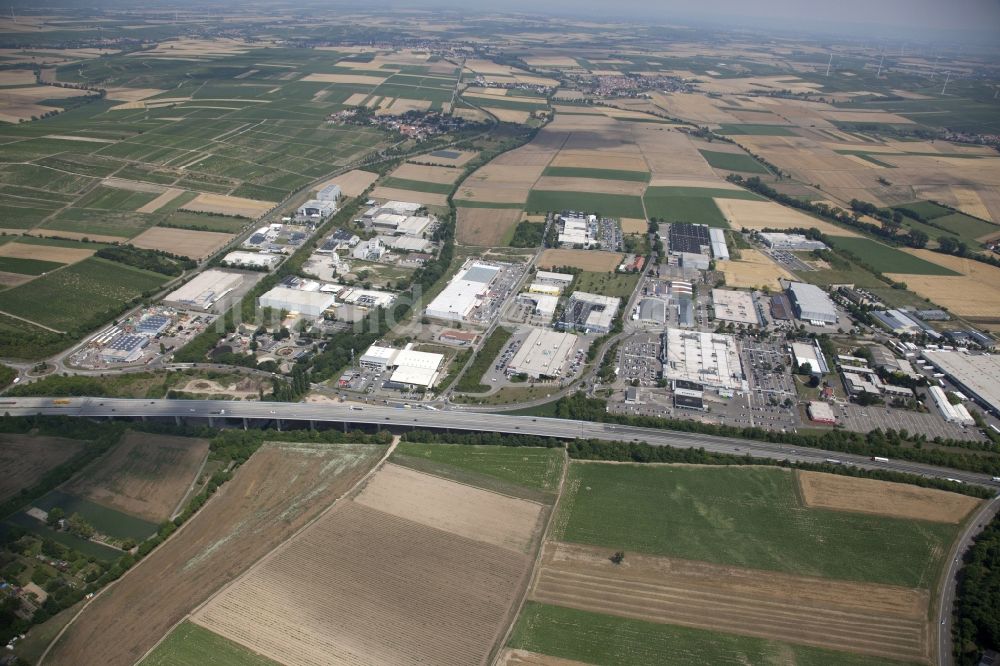 Alzey von oben - Industrie- und Gewerbegebiet in Alzey im Bundesland Rheinland-Pfalz, Deutschland