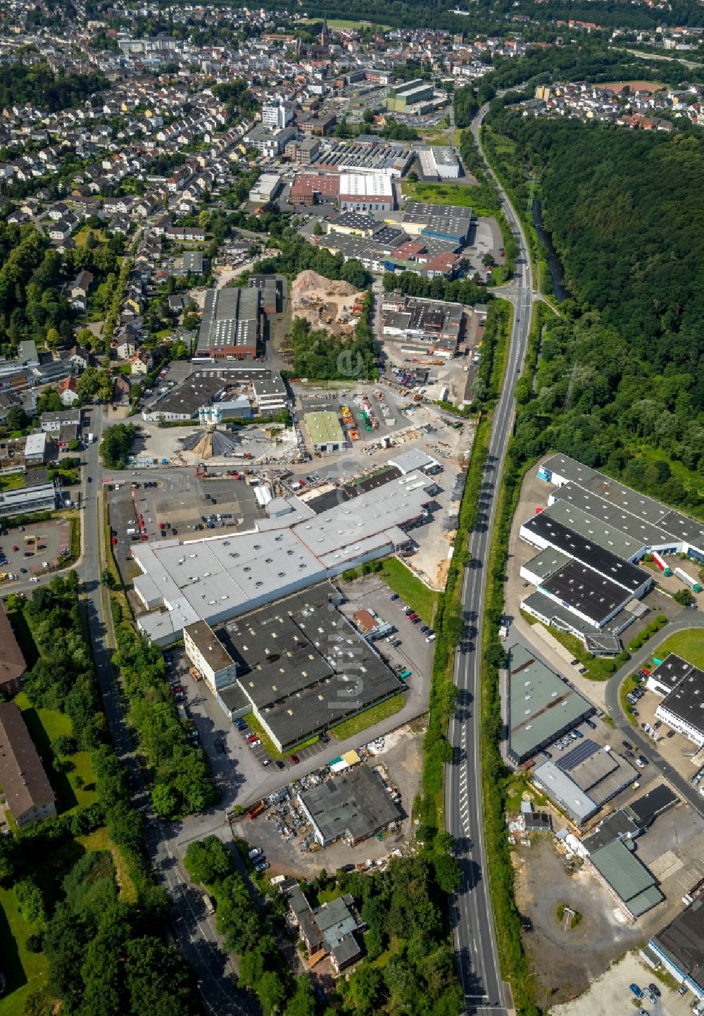 Arnsberg aus der Vogelperspektive: Industrie- und Gewerbegebiet in Arnsberg im Bundesland Nordrhein-Westfalen, Deutschland