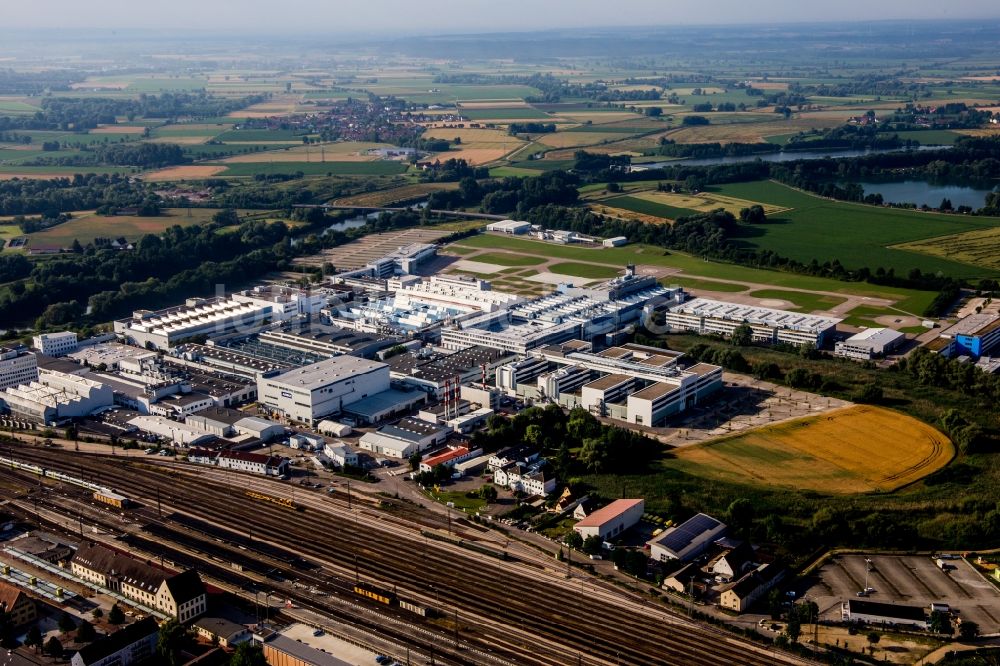 Donauwörth von oben - Industrie- und Gewerbegebiet An der Artur-Proeller-Straße mit Produktionshallen und Landebahn der Airbus Helicopters Deutschland GmbH (Eurocopter) im Ortsteil Riedlingen in Donauwörth im Bundesland Bayern, Deutschland