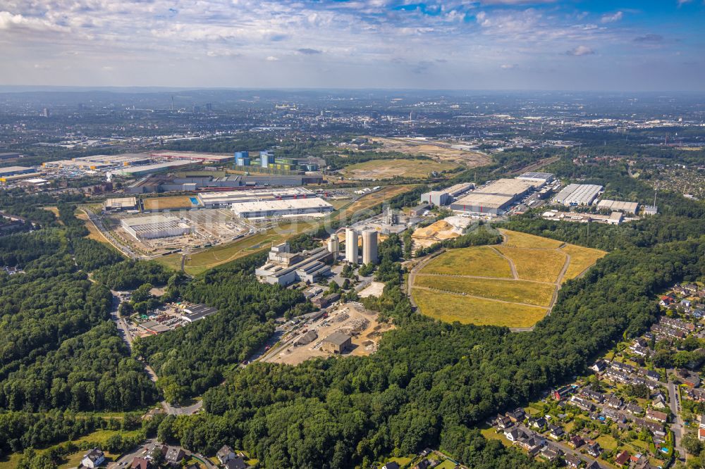 Dortmund von oben - Industrie- und Gewerbegebiet mit Baustoffhandel und Logistikzentrum der Holcim HüttenZement GmbH Im Karrenberg in Dortmund im Bundesland Nordrhein-Westfalen, Deutschland