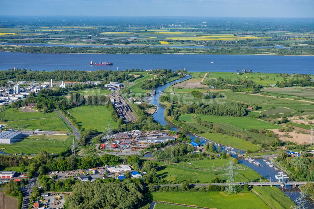 Stade aus der Vogelperspektive: Industrie- und Gewerbegebiet Brunshausen in Stade im Bundesland Niedersachsen, Deutschland