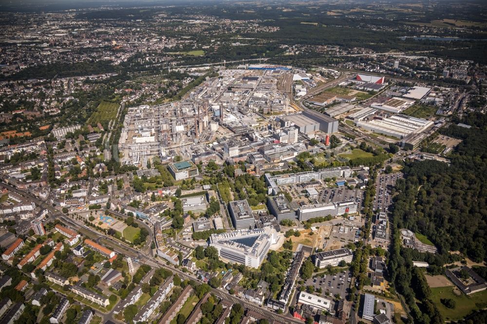 Düsseldorf von oben - Industrie- und Gewerbegebiet mit dem Chemiewerk der Henkel AG & Co. KGaA in Düsseldorf im Bundesland Nordrhein-Westfalen, Deutschland