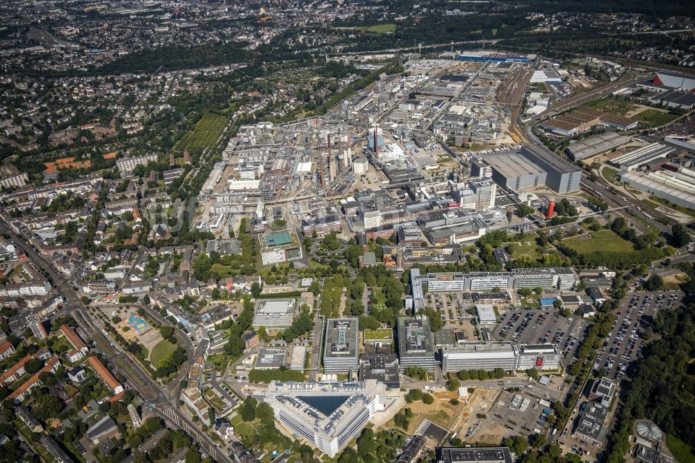 Düsseldorf aus der Vogelperspektive: Industrie- und Gewerbegebiet mit dem Chemiewerk der Henkel AG & Co. KGaA in Düsseldorf im Bundesland Nordrhein-Westfalen, Deutschland