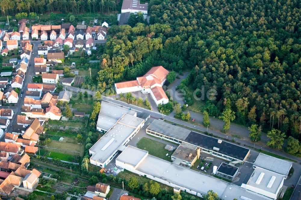 Hatzenbühl aus der Vogelperspektive: Industrie- und Gewerbegebiet der Eichenauer Heizelemente GmbH & Co. KG in Hatzenbühl im Bundesland Rheinland-Pfalz