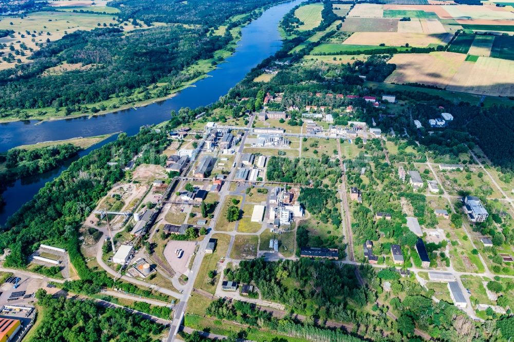 Dessau aus der Vogelperspektive: Industrie- und Gewerbegebiet an der Elbe im Ortsteil Rosslau in Dessau im Bundesland Sachsen-Anhalt, Deutschland