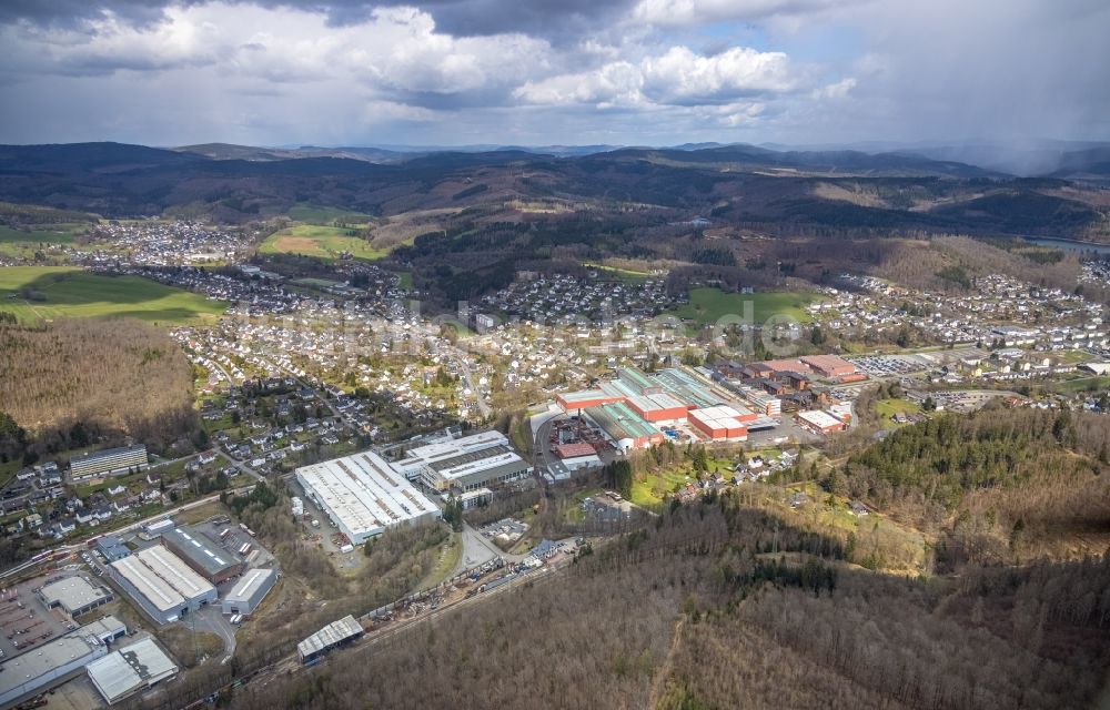 Hilchenbach von oben - Industrie- und Gewerbegebiet entlang der Wittgensteiner Straße - Bundesstraße B508 im Ortsteil Dahlbruch in Hilchenbach im Bundesland Nordrhein-Westfalen, Deutschland